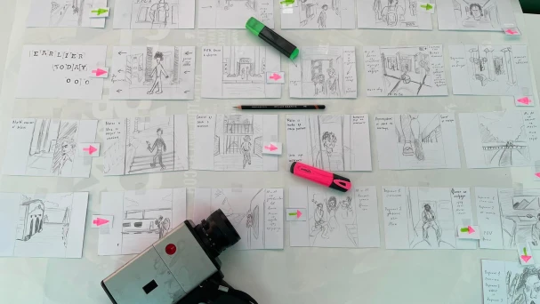 Младежи от Пернишките училища представят града си през 8 мм-трова камера.